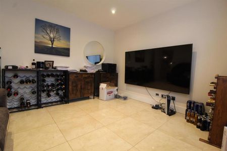 5 bedroom semi-detached house to rent - Photo 4