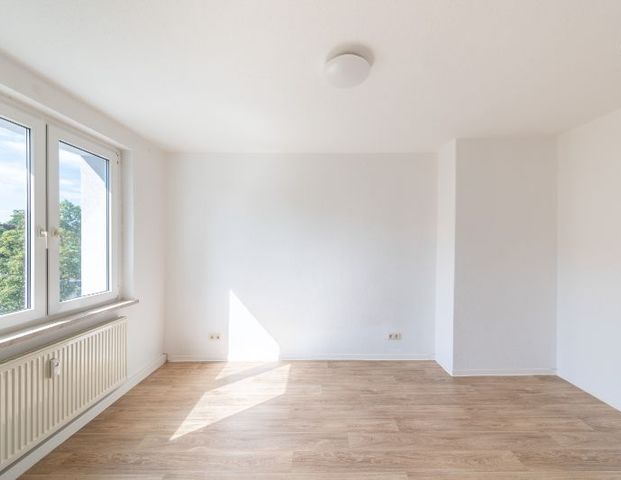 3 Zimmer-Wohnung im 2. OG mit Balkon und Dusche in Merseburg Nord - Photo 1