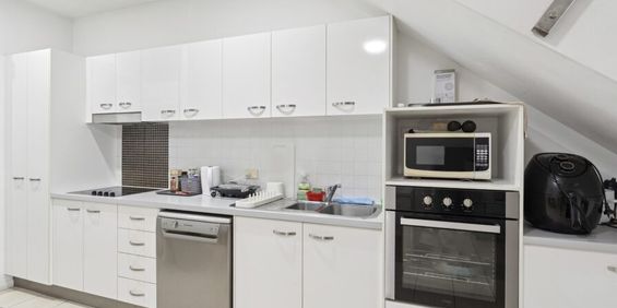 "Modern Luxury Living in the Heart of Fortitude Valley: Spacious and Stylish Apartment for Rent!" - Photo 3