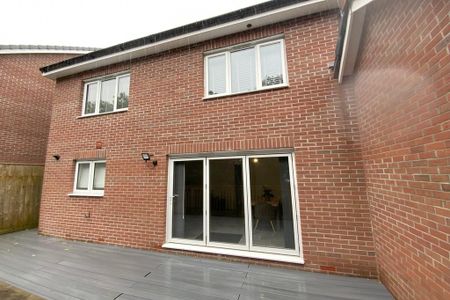 4 bedroom detached house to rent - Photo 4