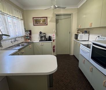 Family friendly neighbourhood_ 3 Bedroom home. - Photo 4