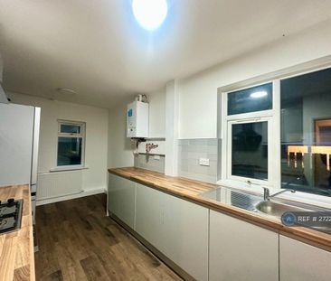 3 bedroom semi-detached house to rent - Photo 6