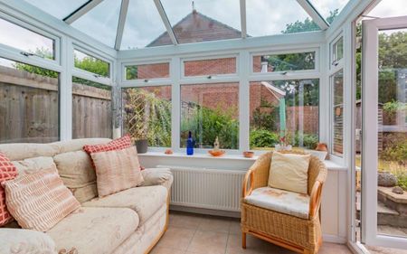 Welcome to this charming 3-bedroom end-terrace house, where comfort and style seamlessly blend to create a warm and inviting home. Available in January 2026 - Photo 2