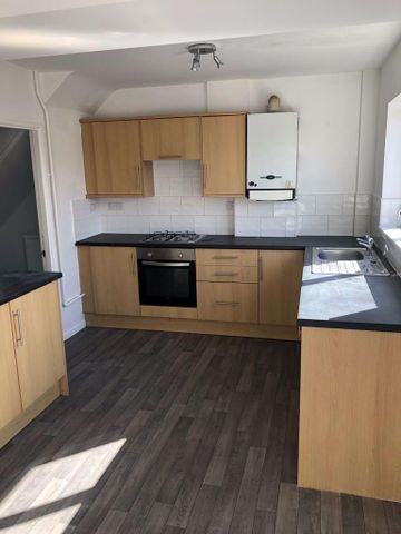 3 bedroom end of terrace house to rent - Photo 4