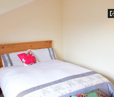 Ensuite room in 3-bedroom apartment in Ballinteer, Dublin - Photo 6