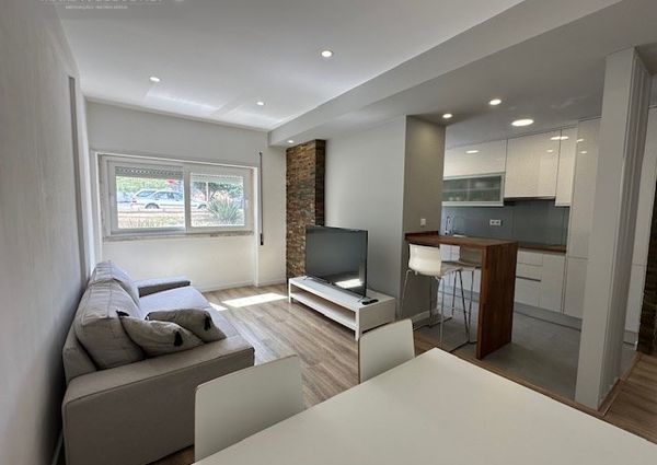 Ótimo apartamento mobilado, situado em zona de comércio, totalmente remodelado.