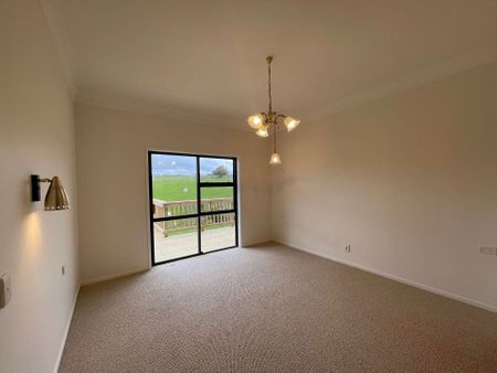 Beautiful Warm 3 Bedroom Home - Photo 5