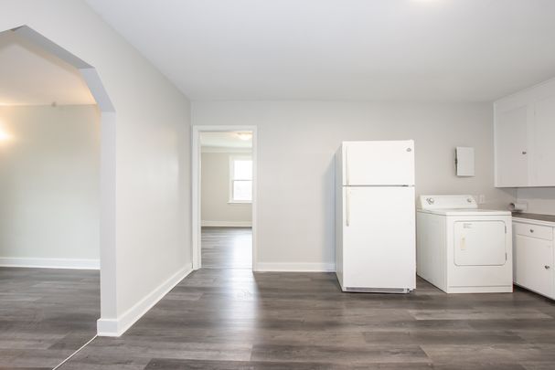 Cozy 2 Bedroom Upper Unit in Welland!! - Photo 1