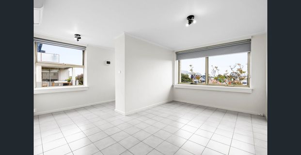 Top floor delight - Photo 1