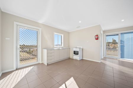 3/10 Bayldon Road, Queanbeyan West NSW 2620 - House For Rent | Domain - Photo 5
