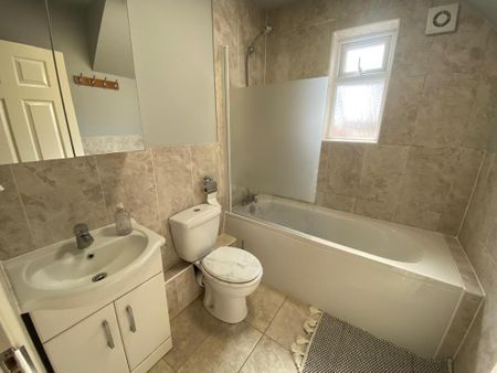 1 bedroom in a house share to rent - Photo 5
