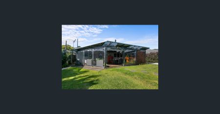 Stylish Home In West End - Photo 5