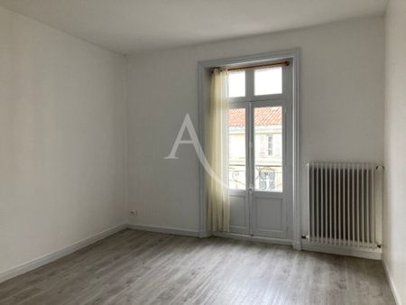Location Appartement 2 pièces 52m² FONTENAY LE COMTE 85200 - Photo 5