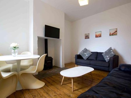 Lovely four bedroom home located right next to the town centre Room 4 - Photo 5