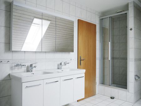 Renovierte 4.5-Zi. Maisonettewohnung mit Balkonen & Parkplätze - Photo 3