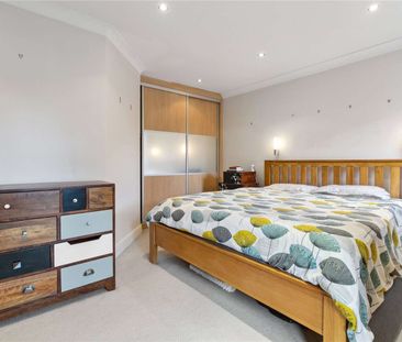 A stunning flat with its own street entrance, occupying the entire ... - Photo 5
