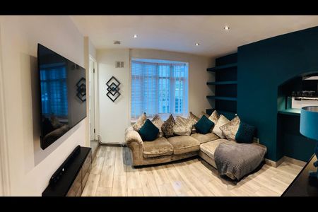 2 Bed End Terrace, Capstone Road, BR1 - Photo 2