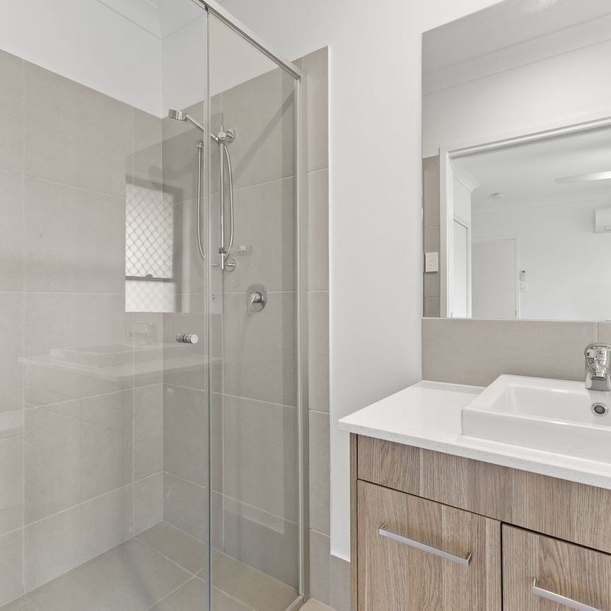 A Beachside Home Made for Professionals- 3Bed, 2 Bath, Air Con + Solar - Photo 1