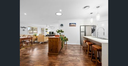 MODERN HOME IN SOUGHT AFTER LOCATION - Photo 3