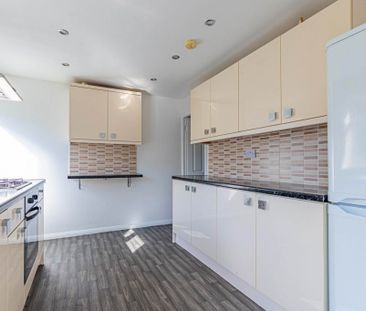 3 bed Terraced for rent - Photo 4