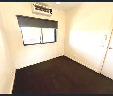 MODERN UPSTAIRS APARTMENT !!! - Photo 2