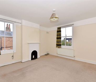 Lovely cottage in great position with garden and garage - Photo 2