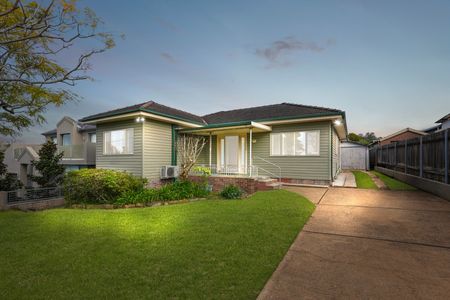 Air-Conditioned Four-Bedroom Family Home with Gas Cook-Top and Two Bathrooms! - Photo 5