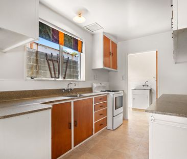 Sunny & Convenient Living in St Albans – With parking - Photo 1