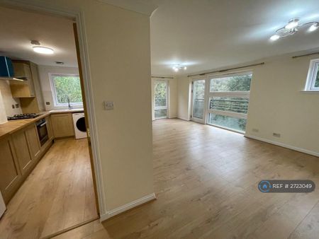 2 bedroom flat to rent - Photo 2