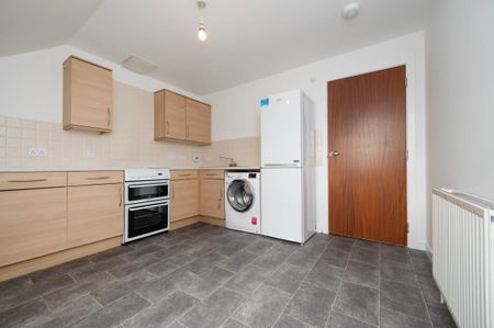 2 bed, top floor flat. - Photo 4