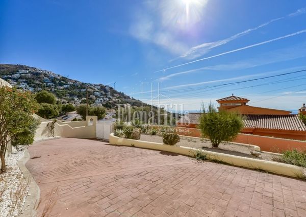 Spacious and luminous villa with private pool, jacuzzi and sea views in Altea, Alicante.