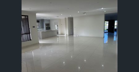 Family home opposite beautiful park - Photo 2