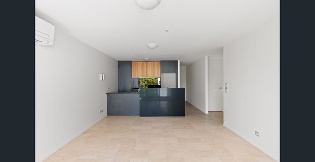 Spacious, Light-Filled Apartment with City Views in Premium Silverpoint Complex - Photo 1