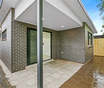 Luxuriously Designed, Near New, Stylish And Sun Kissed Executive St... - Photo 5