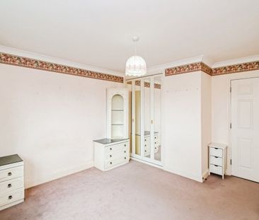 West Parade, Worthing, BN11 2 bedroom flat to rent - Photo 3