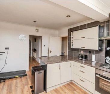 4 bedroom detached house to rent - Photo 2