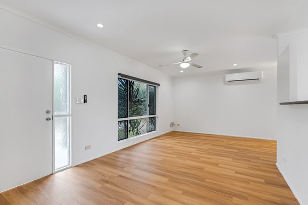 SPACIOUS FAMILY HOME IN SOUGHT AFTER EDMONTON! - Photo 1