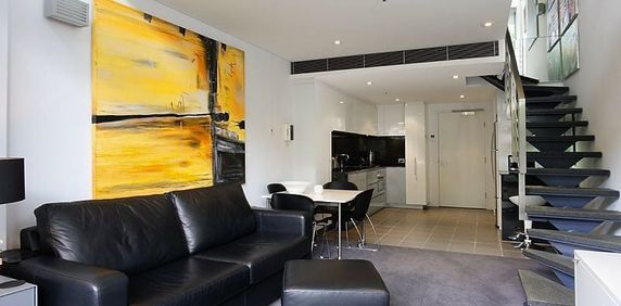 Stylish Split-Level Apartment in the Iconic Ikon Building Prime Potts Point Location - Photo 2