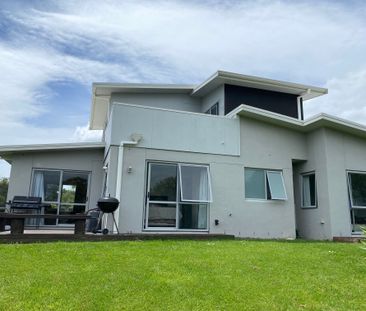 GREAT FAMILY HOME IN OMOKOROA - Photo 2