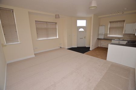 2 Bedroom Ground Floor Flat - Photo 3