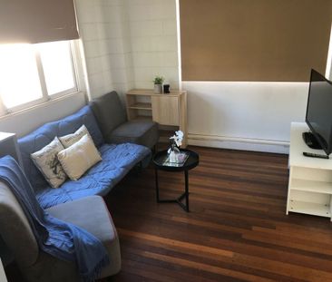 Older style spacious one bedroom flat - Photo 2