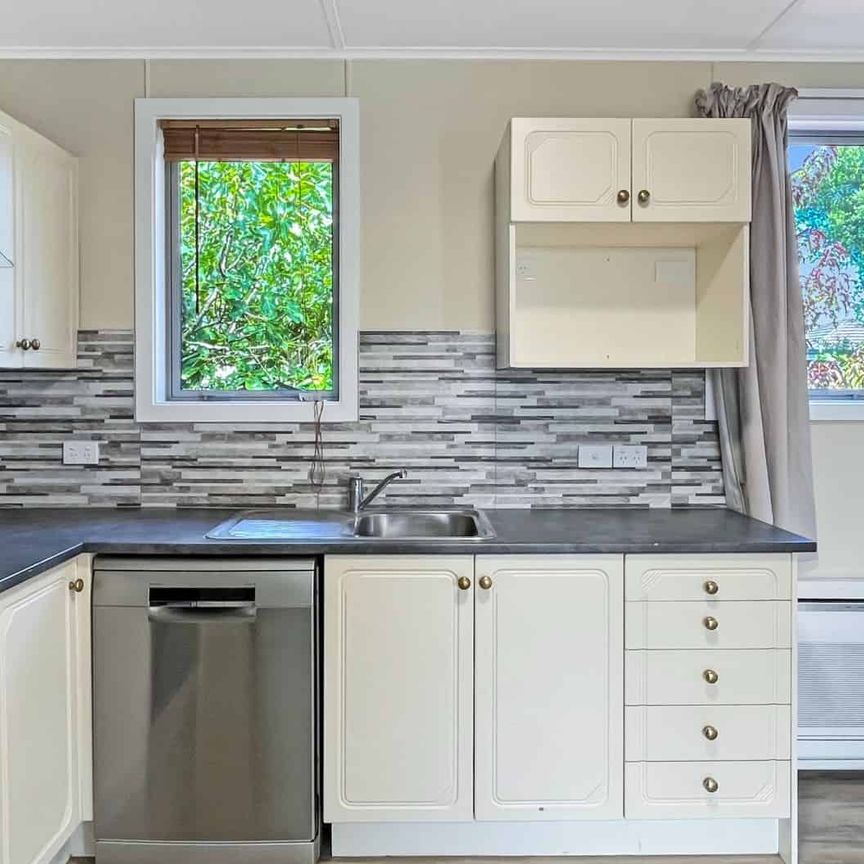 SYDENHAM - THREE BEDROOMS, CAR PORT - Photo 1