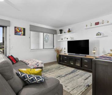 Spacious Apartment with Sweeping Views - Photo 2