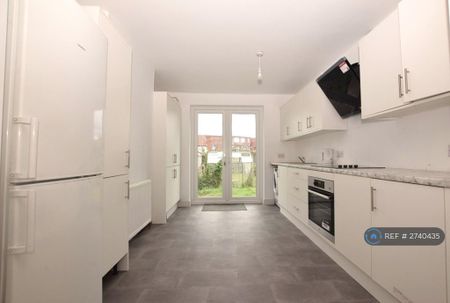 4 bedroom semi-detached house to rent - Photo 5