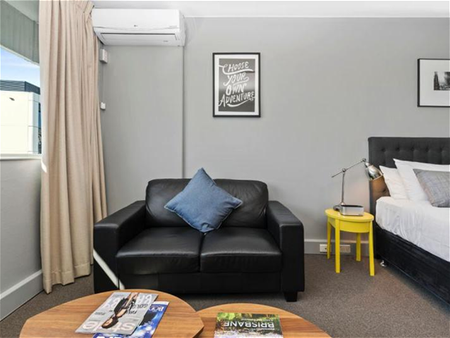 Fully Furnished Studio Apartment in Prime Spring Hill Location - Photo 2