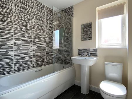 3 bedroom Attractive Three Bedroom House to rent - Photo 5