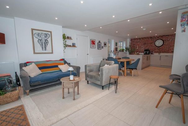 5 bedroom semi-detached house to rent - Photo 1