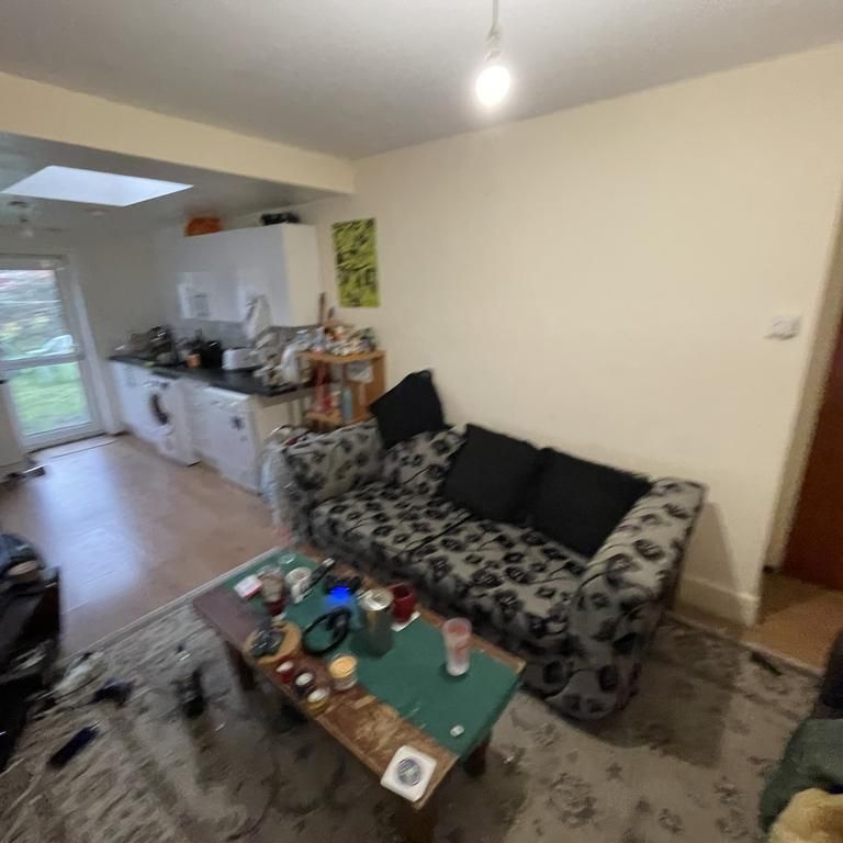 6 bedroom semi-detached house to rent - Photo 1