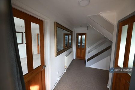 3 bedroom detached house to rent - Photo 2