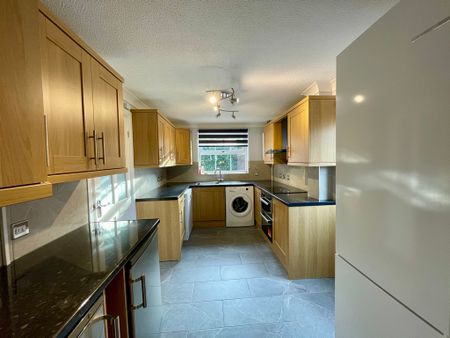 4 bedroom Detached House to let - Photo 3